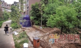 业主把小区公共绿地挖了 要圈成自家小花园